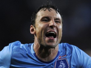 Mark-van-Bommel-Holland-away_2064341-300x225