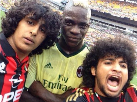 Milan Manchester City: invasione e selfie con Balotelli per due tifosi FOTO 1 balo selfie 475x356 Milan Manchester City: invasione e selfie con Balotelli per due tifosi FOTO