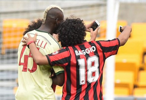 Milan Manchester City: invasione e selfie con Balotelli per due tifosi FOTO 1 balo selfiee 475x325 Milan Manchester City: invasione e selfie con Balotelli per due tifosi FOTO