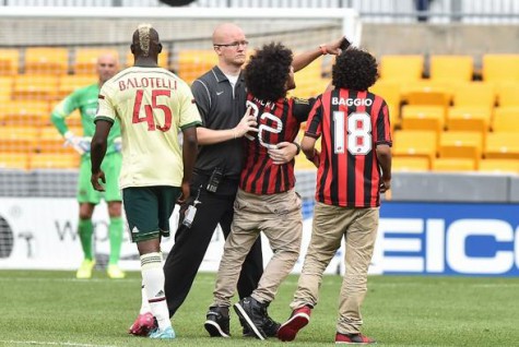Milan Manchester City: invasione e selfie con Balotelli per due tifosi FOTO 1 balo selfieee 475x318 Milan Manchester City: invasione e selfie con Balotelli per due tifosi FOTO