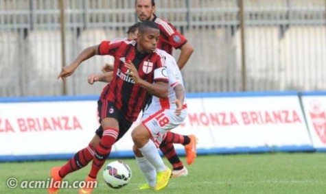 Milan, Robinho scaricato dai tifosi: Togli la fascia e vattene Robinho 475x283 Milan, Robinho scaricato dai tifosi: Togli la fascia e vattene