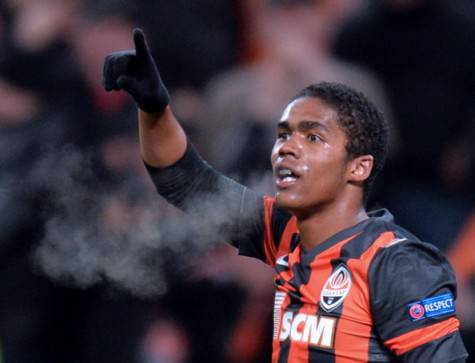 Douglas Costa 2 475x363 Lucescu avvisa il Milan: Se vuoi Douglas Costa, chiedicelo. E meglio di James Rodriguez