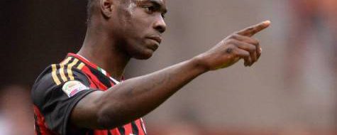 Balotelli saluta i compagni e scherza con Pazzini: “Adesso che parto giocherai di più”