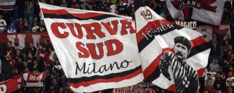 Milan-Napoli, i tifosi contestano: “Vergogna, andate a lavorare!”